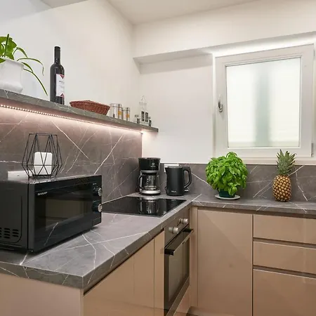Newly Renovated Apt. Near To Entrance To Old Town Apartment *