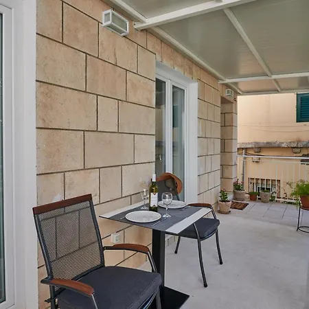 Newly Renovated Apt. Near To Entrance To Old Town Apartment